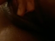 Milf puta,  me toco en la ducha la conchis mojadita