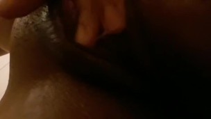 Milf puta, me toco en la ducha la conchis mojadita