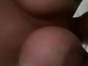 Milf puta, cuando pasan de sorpresa de adelante a atrás...y 3 kg de tetas