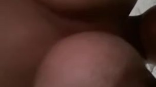 Milf puta, cuando pasan de sorpresa de adelante a atrás...y 3 kg de tetas