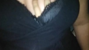 Jugando con las tetas de mi novia