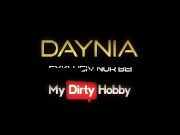 Deutsche Milf unter dem Weihnachtsbaum dreckig in den Arsch gefickt | DAYNIA 1/16