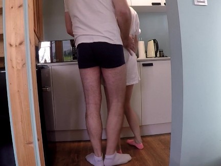 Przyrodnia siostra dostaje ładunek spermy prosto w swoją ciasną cipkę (PED SOCKS)