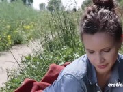 Ersties: 33-jährige Annika R. kommt auf Sommerwiese zum Orgasmus 4/16