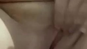 Me masturbo en un baño público