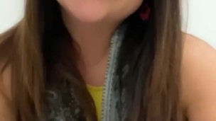 YELAHIAG MASTURBANDOSE LUEGO DE QUITARSE LAS BOTAS.