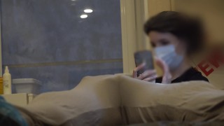 Bulge dick flash à un rendez-vous esthéticienne - RedTube