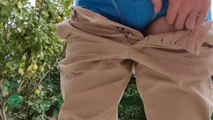 Quickly jerking off in the garden
