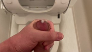 今日も寝る前にトイレでいつものオナニーをしちゃいます。