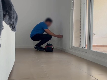 I call the young electrician to eat her and fuck him by surprise without him knowing