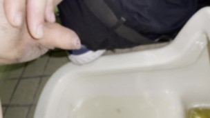 【放尿】短小包茎チンポが和式トイレでオシッコ動画