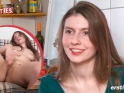 Ersties: Theaterwissenschaftlerin Vanessa X. masturbiert sinnlich mit den Händen