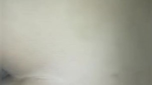 Mi amiga me pide que la grabé masturbandose para su novio, pero terminamos cogiendo