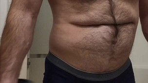 MUSCLE BEAR GETTING IN QUICK WORKOUT!
