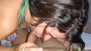 MI HERMANASTRA DESCUBRE MI VERGA Y ME LA CHUPA