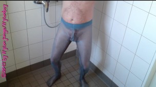 Pissen in blauer Feinstrumpfhose