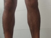 Encontré una cámara que estaba grabando mientras tomaba un baño y decidí sorprenderla. 1/16