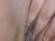 Apretando los labios de mi coño para sacar crema