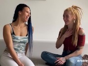 Ersties: Lena S. und Nicky F. haben Spaß mit Fingern und Doppeldildo 3/16