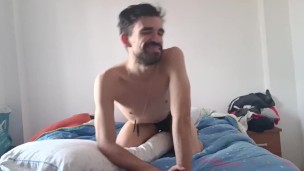 Chico vicioso en la cama