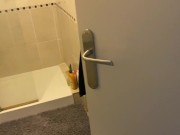 Un voyeur observe sa coloc et se fait sucer puis la baise 2/16