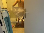 Un voyeur observe sa coloc et se fait sucer puis la baise 4/16