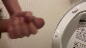 トイレでオナニーして濃厚なねっとりザーメンを大量に射精