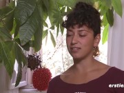 Ersties: Geiler Höhepunkt mit großem Dildo 3/16