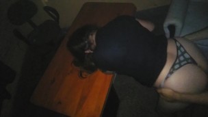 Follando muy rico en el escritorio de oficina de mi madrastra por la noche