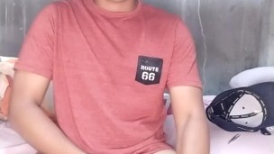 Chico latino sé masturba en su habitación