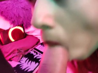 Mientras mi amiga se baña yo se la chupo a su hermano