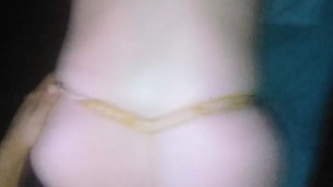 Cogiendo parados a mi novia con su hilo amarillo de lado por la noche