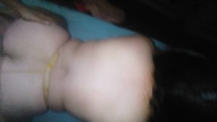 cogiendo de perrito a mi novia x la noche le corro el hilo de lado