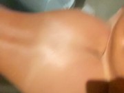 Mamilu Follada en la Ducha, Gimiendo en 4 y Mucha Leche en su Cola. 12/16