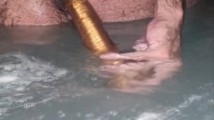 Dildo en jacuzzi entra todo