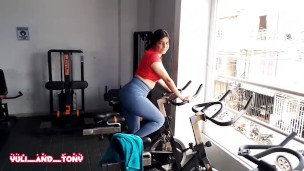 YuliethGomez undresses in her GYM routine, doing some spicy sports