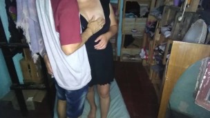 Tocando las tetas y culo rico de mi pareja por la noche en silencio