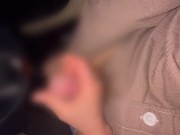 帰り際に車の中で手コキで抜いてくれるヘンタイ人妻 13/16