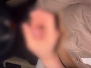 帰り際に車の中で手コキで抜いてくれるヘンタイ人妻 14/16