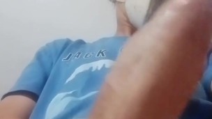 Joven se se toca su cosita dulcemente