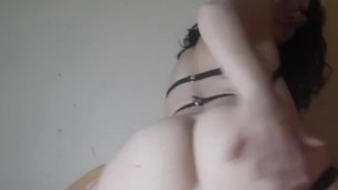 Que rico se masturba por la vagina mientras usa un rico plug anal