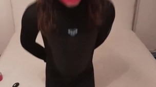 トランスジェンダーの女の子は、オーガズムまでウェットスーツとシュノーケルマスクで長いブレスプレイとボンデージゲームを楽しんでいます