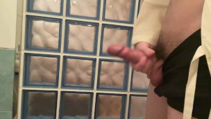 巨根チンポを勃起させてからおしっこをする