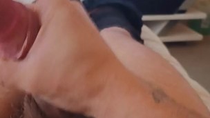 Un jeune de 18 ans ce branle devant sont porno