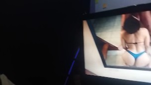 👅 Adoro chuparsela mientras pone Porno