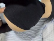 Gostosa  latina ajoelha e mama