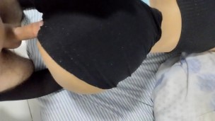 Gostosa latina ajoelha e mama