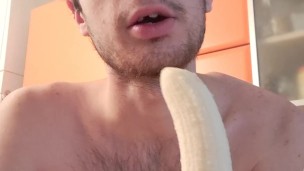 Mangio una banana in modo sexy in cucina