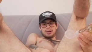 Mi stimolo il buchetto del culo quando sono bello duro