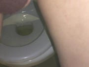 Писаю бритой киской в общественном туалете - Screenshot 11 of 16 - Toilet